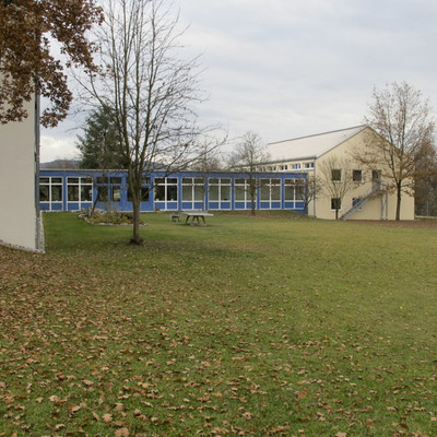 Eingangs- und Verbindungskörper zwischen Schule und Kindergarten